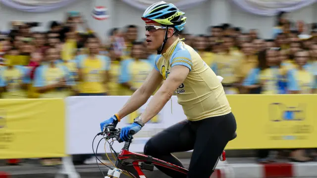 Hoàng Thái tử dẫn đầu cuộc đạp xe mừng tuổi Quốc vương