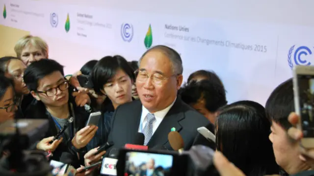 解振华在巴黎气候大会会场接受记者采访（BBC中文网图片12/12/2015）