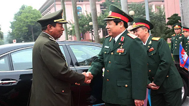 Đại tướng Tea Banh và phái đoàn Campuchia thăm Lào trước khi tới Việt Nam.