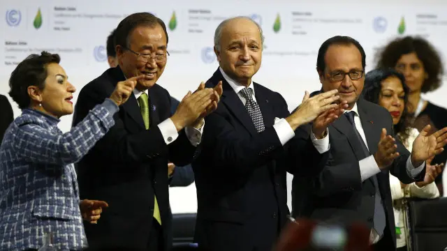 صفق قادة العالم بعد توصلهم لاتفاق بشأن مكافحة التغيرات المناخية