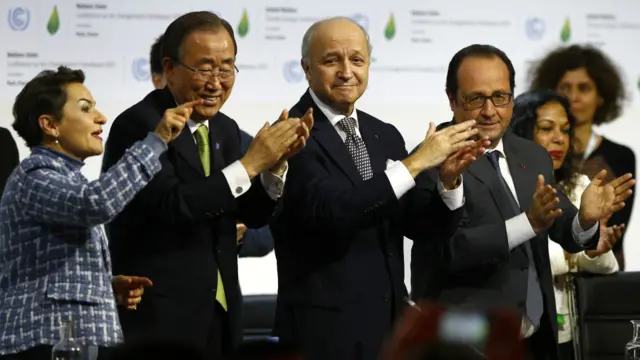 从右至左：法国总统奥朗德、法国外长法比尤斯、联合国秘书长潘基文与联合国气候变化首长菲格雷斯在通过《巴黎协议》后鼓掌致意（12/12/2015）