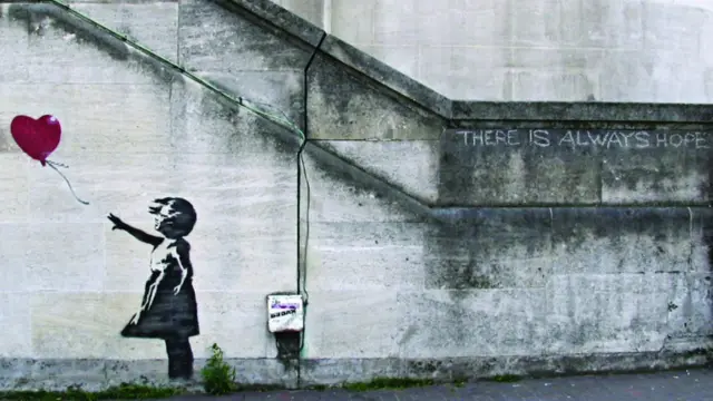 班克西最知名的作品之一“拿着气球的女孩”。