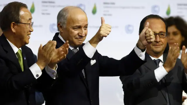 法国外长暨巴黎峰会主席法比尤斯（中）与联合国秘书长潘基文（左），法国总统奥朗德（右）在最后一场会议中拍手庆祝协议通过。