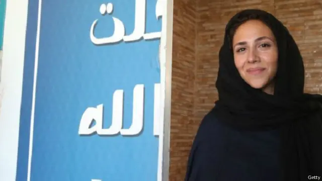 إمرأة في طريقها إلى مقر الاقتراع بمدينة جدة. واختار الناخبون مرشحين يتنافسون على 2100 مقعد بالمجالس البلدية في أنحاء البلاد.