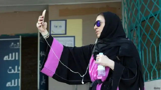 وثق الكثير من النساء هذه المناسبة على هواتفهم الذكية. وتقف الناشطة غادة غزاوي لتصوير فيديو لشكر العاهل السعودي الراحل الملك عبد الله على الإصلاحات التي أقرها وتضمنت منح المرأة الحق في التصويت. 