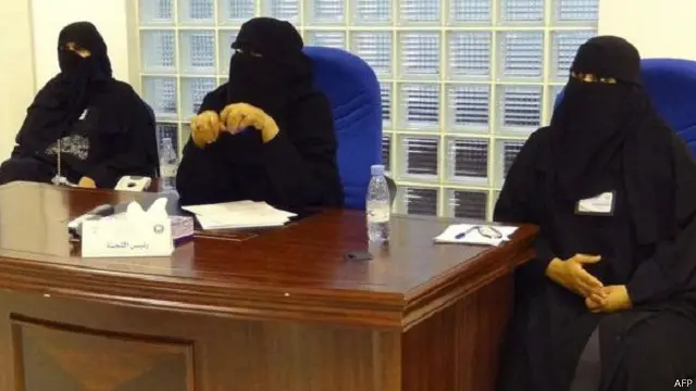 مسؤولات يتابعن سير عملية الاقتراع في العاصمة السعودية الرياض. وكما هو الحال في الحياة العامة في السعودية، فُصل النساء عن الرجال في مقار الاقتراع. 