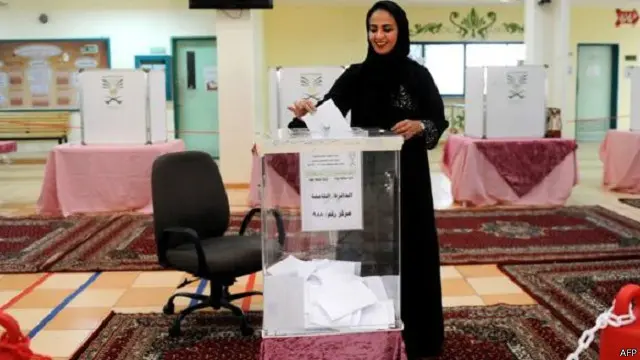 إمرأة تضع بطاقة التصويت في أحد مراكز الاقتراع في جدة. يبلغ عدد النساء المسجلات في الكشوف الانتخابية 130 ألف ناخبة، وهو رقم أقل بكثير من عدد الرجال المسجلين بتلك الكشوف البالغ عددهم 1.35 مليون ناخب. 