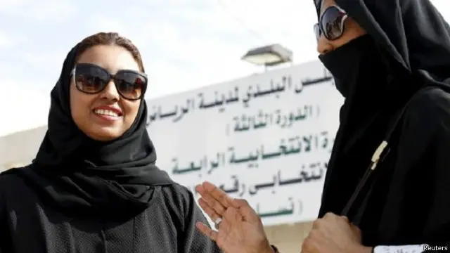نساء سعوديات تغادرن مقر التصويت في الرياض بعد الإدلاء بأصواتهن. ومن المقرر الإعلان عن نتتيجة الانتخابات يوم السبت المقبل. 