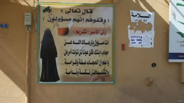 داخل أحد مقار الاقتراع، لافتة تحض النساء على ارتداء الزي المحتشم. لا زال المجتمع السعودي يتمسك بالحياة المحافظة إلى حد كبير، إذ لا زالت المرأة السعودية ممنوعة من قيادة السيارة. 