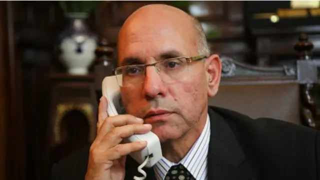 الشرطة المصرية قبضت على صلاح هلال ووزير الزراعة، عقب استقالته، في إطار التحقيقات فيما وصفه بأنه قضية فساد كبرى.