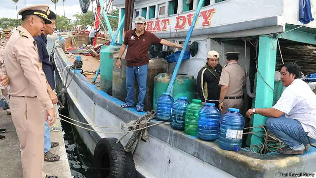 Một trong hai chiếc tàu cá bị bắt và đang được cảnh sát biển Thái Lan điều tra.