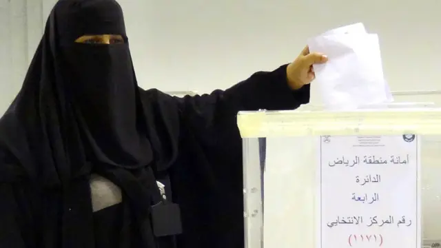 Səudiyyə Ərəbistanında qadınlar ilk dəfə səs verib və seçkilərdə iştirak edib. 