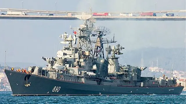 تقول وزارة الدفاع الروسية إن المدمرة الروسية اضطرت إلى اطلاق نيران تحذيرية من اسلحة خفيفة لتفادي الاصطدام بالسفينة التركية