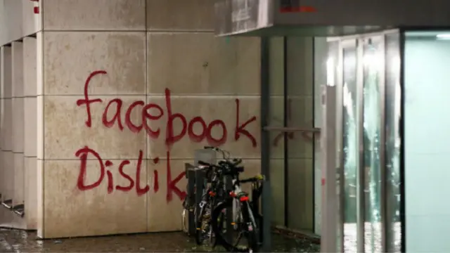 Офіс Facebook закидали пакетами з фарбою