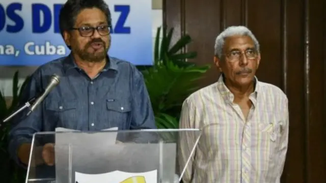 مندوبو فارك يتفاوضون مع الحكومة الكولومبية في كوبا.