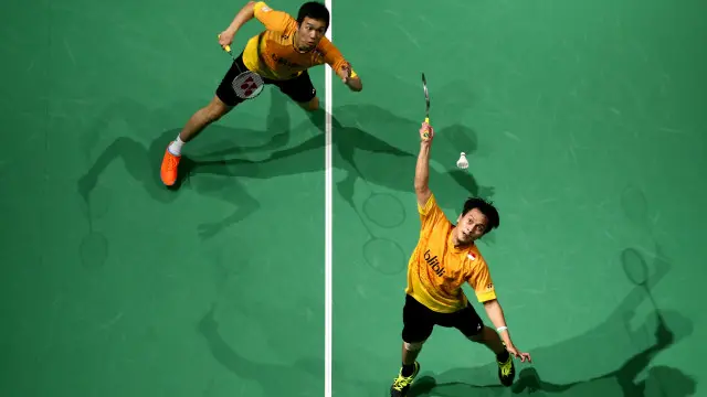 Ganda Indonesia Mohammad Ahsan dan Hendra Setiawan mengungguli dua set langsung atas ganda Korsel Yong Dae-Yoo Yeon Seong .