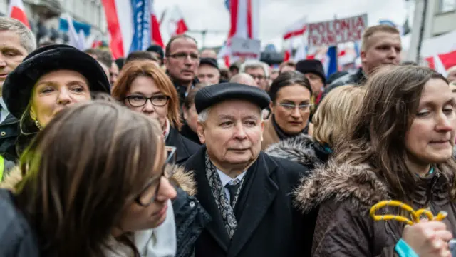 Ông Jaroslaw Kaczynski (giữa) nay có nhiều quyền lực nhất Ba Lan