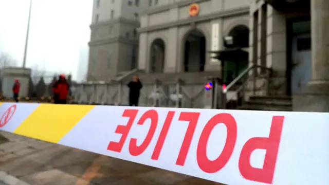 北京第二中級法院外拉起的警察封鎖線（BBC資料圖片）