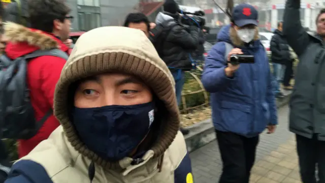 北京第二中级法院外便衣警察驱赶和摄录外国记者(BBC图片14/12/2015)