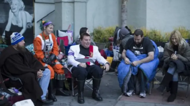 Para penggemar Star Wars antre berhari-hari demi mendapatkan tiket menonton penayangan perdana film The Force Awakens.