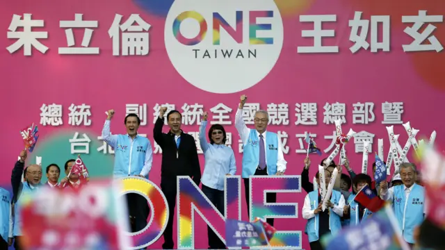 朱立伦在11月1日公布竞选口号为“ONE Taiwan台湾就是力量！”