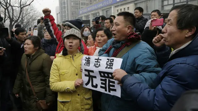 Pendukung Pu berdemonstrasi di depan gedung pengadilan.
