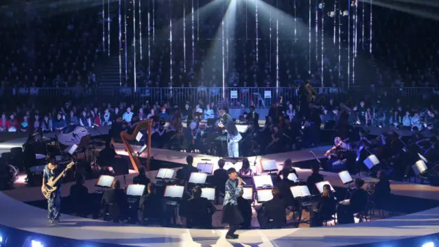 六人乐团苏打绿与60人交响乐团Germanpops orchestra合作在台北小巨蛋开唱