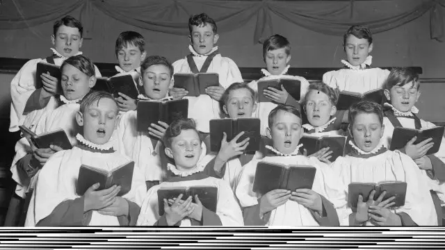 Niños cantando villancicos