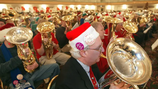 Un grupo tocando y cantando villancicos