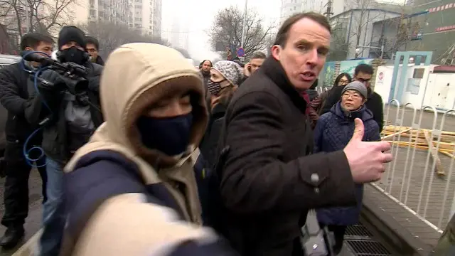 Polisi Cina menarik wartawan BBC, John Sudworth, menjauh dari pengadilan saat sidang perdana Pu, 14 Desember lalu.