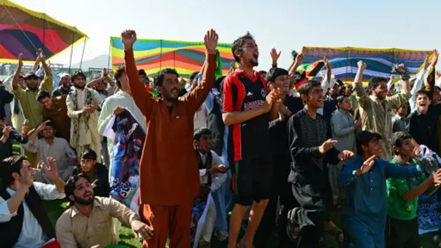 په کور د ننه کریکټ ډېر مینه وال لري.