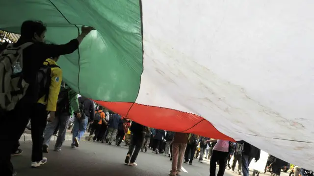 Dalam pidato penutupannya, Jokowi juga meminta semua anggota OKI menguatkan dukungan politis untuk menghidupkan kembali proses perdamaian Palestina-Israel.