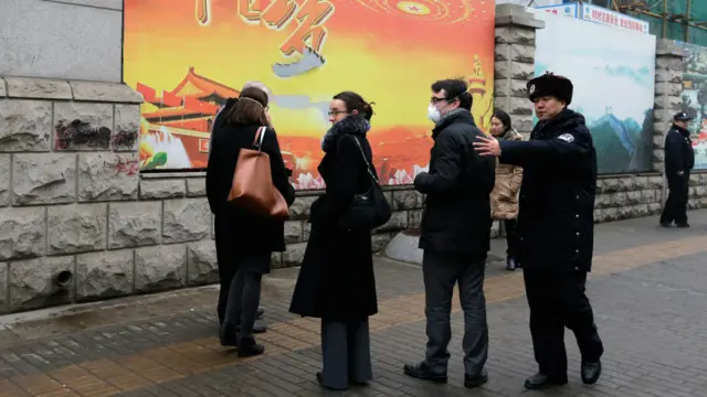 北京第二中级法院外警察驱赶试图旁听浦志强审判的外国外交官(14/12/2015)