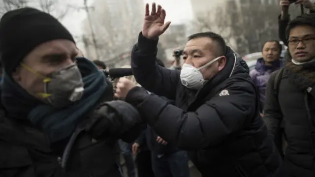 北京第二中级法院外一名便衣警察试图驱逐记者(14/12/2015)