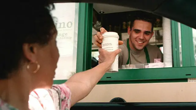 В рамках движения "pay it forward" в некоторых кофейнях возникли цепочки из клиентов, покупающих напитки друг другу