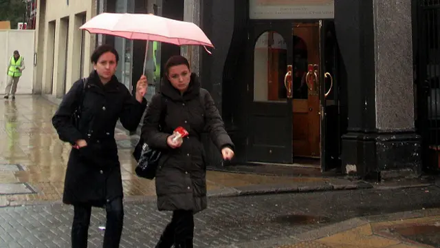 Вопреки нашей жажде общественных связей, мы часто отвергаем искренние акты доброты, например, отказываемся от зонтика в дождливый день