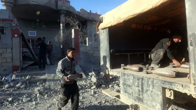 تتعرض المركبات العسكرية المتمركزة في المناطق المحررة في مدينة الرمادي لهجمات متكررة.