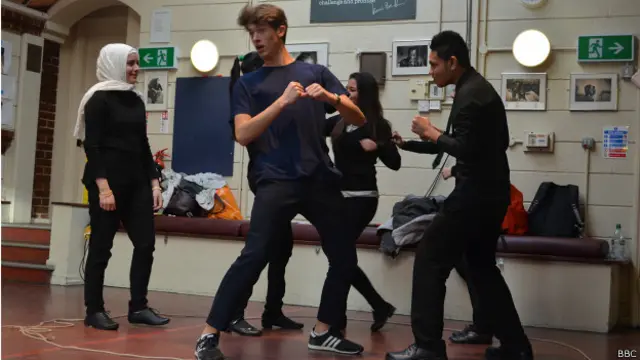 کډوال په تياتر کې خپلې کيسې د ډرامې په بڼه وړاندې کوي.