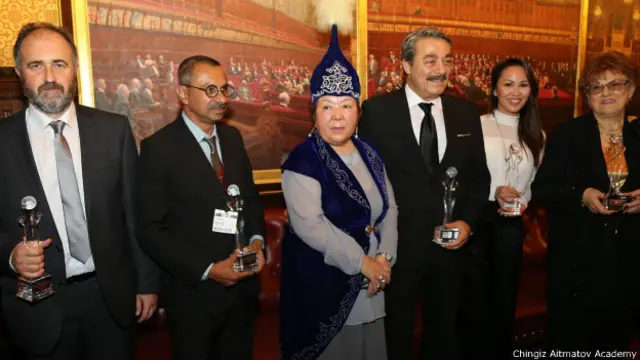 ග්‍රීක පරිවර්තන එකතුවකට, ජනප්‍රිය තුර්කි නළුවකුට, කසකස්තානයේ මහාචාර්යවරයකුට සහ රුසියාවේ මහාචාර්යවරියකටද සම්මාන හිමිවිය (ඡායාරූපයේ මැද සිටින්නේ ඇකඩමියේ ප්‍රධානී මහාචාර්ය රහීමා අබ්දුවයියේවා)