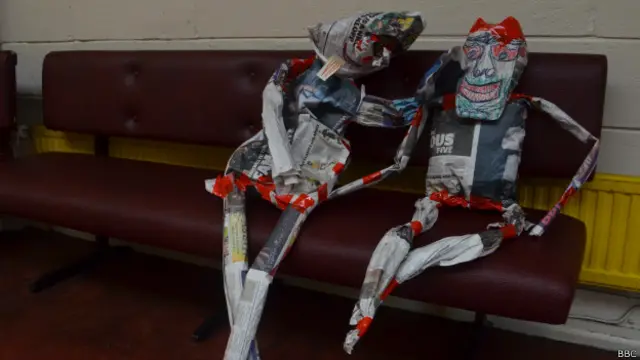 کوچنيانو دا ګوډاګي له زړو ورځپاڼو جوړ کړي دي.