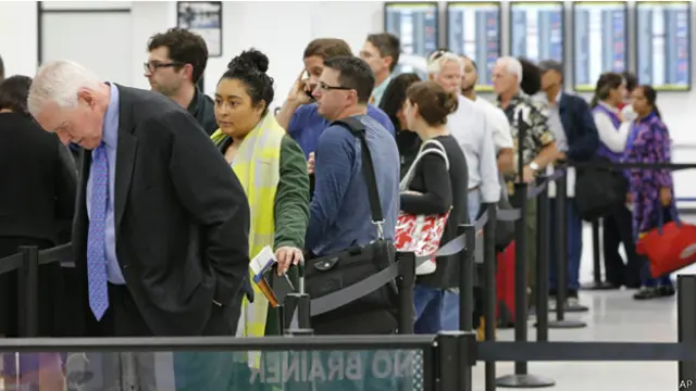 يسمح البرنامج للمسافرين بملء استمارة على الانترنت ودفع مبلغ زهيد بدل التقدم بالطلب الى القنصليات الامريكية