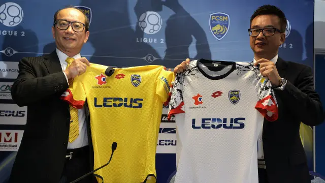 莱德斯公司高层在新闻发布会上展示索肖俱乐部新球衣