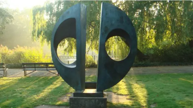 باربرا ہیپورتھ کا (ڈیوائڈڈ سرکل) بھی سنہ 2011 میں جنوبی لندن میں واقع ڈلوچ پارک سے چوری ہوگیا تھا