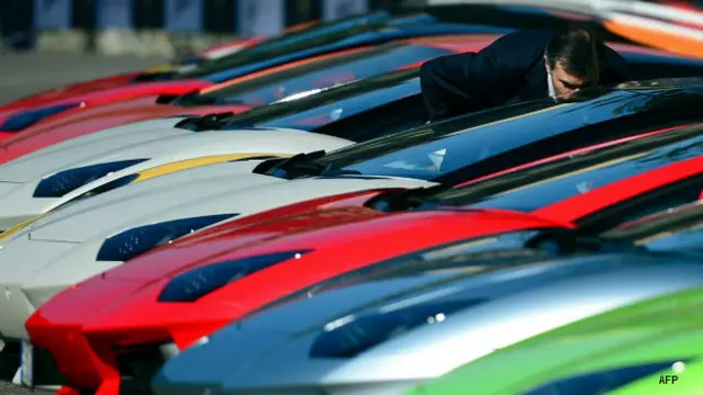 Autos Lamborghini estacionados en Italia.