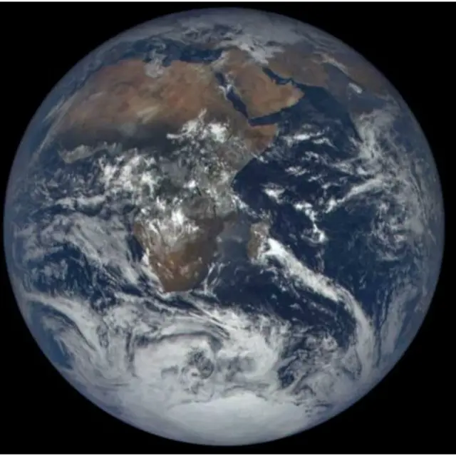 Esta é a face da Terra, com a África e a Antártica, que reflete a maior quantidade de energia solar