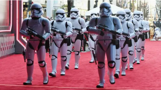 فلم میں ادا کاروں کے ساتھ ساتھ روبوٹس اور ’سٹورم ٹروپرم‘ بھی پریمیئر میں شامل تھے