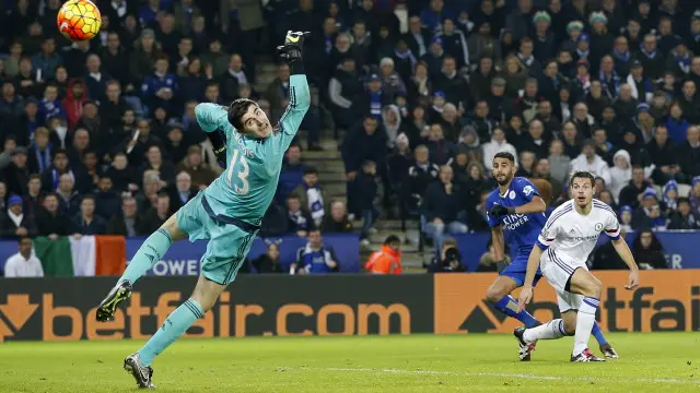 بالقدم اليسرى يضع محرز الكرة في مرمى ثيبو كورتوا، ويمنح الفوز لفريقه ليستر