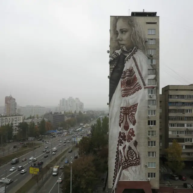 Мурал з вишиванкою