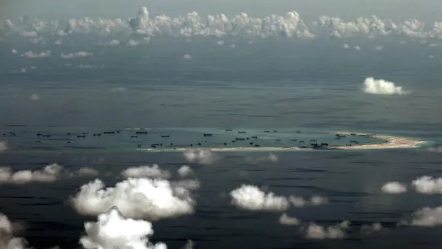 此前,BBC记者的独家报道显示,澳大利亚军方在争议的南海上空进行“航行自由”飞行。