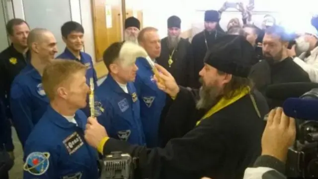 بيك لدية 6000 ساعة تدريب وحصل على تحضير لعملية الاطلاق مرة سابقة مطلع العام الحالي عندما كان احتياطيا لمهمة فضائية سابقة